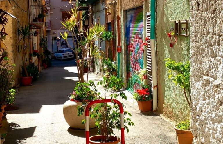 Carini, si inaugura al vicolo dei fiori una panca d’autore realizzata dagli artisti Pino e Salvo