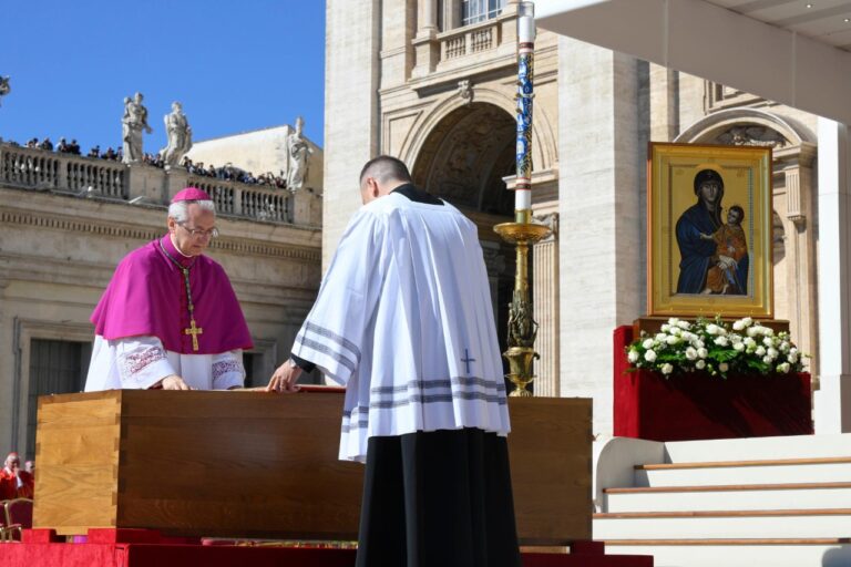Addio a Papa Francesco. Il mondo lo saluta nella preghiera: “Pastore umile e voce della misericordia”