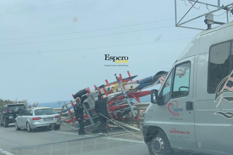 Termini Imerese, sulla A19 carrello con canoe si ribalta a causa del forte vento