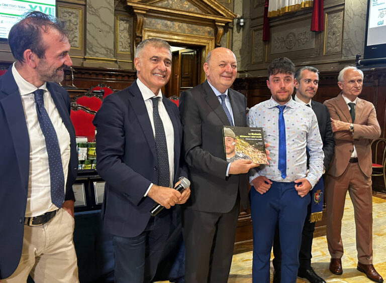Il libro di Matteo Orlando, “biglietto da visita delle Madonie”, consegnato al ministro Fratin e al presidente di Federparchi