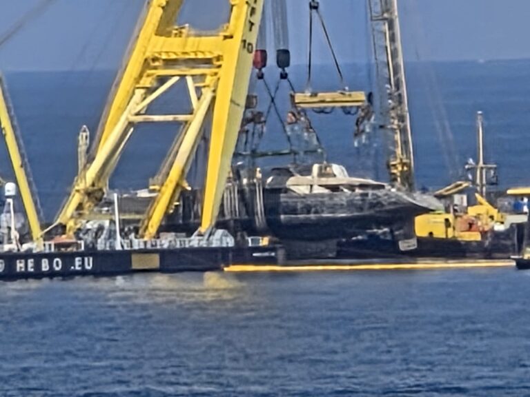 Dopo 10 ore di lavoro riemerge il Bayesian: sarà trasferito al porto di Termini Imerese