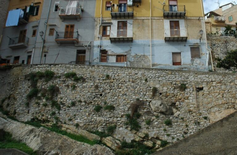 Termini Imerese, passeggiata alla scoperta degli affioramenti rocciosi su cui fu costruito il centro storico.