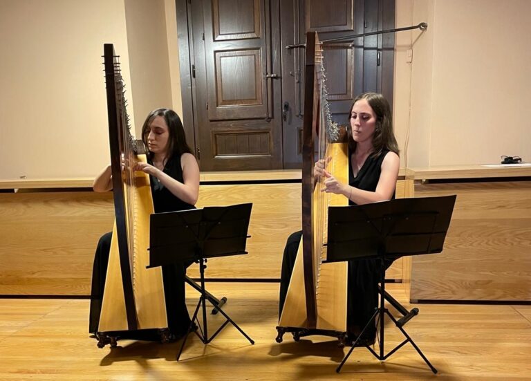 Castelbuono, concerto per arpe celtiche delle gemelle Palazzolo nella Sala del Principe del Castello