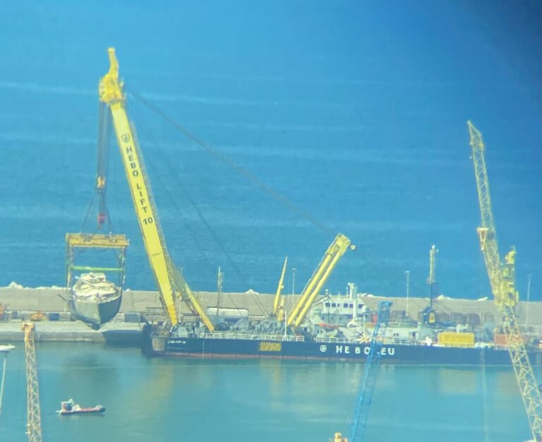 Il relitto del Bayesian è arrivato nel porto di Termini Imerese