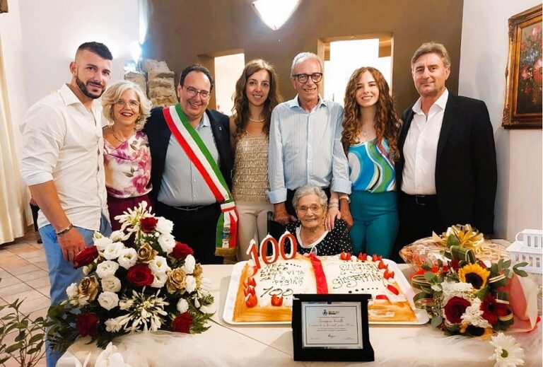Gangi, paese di centenari festeggia i 100 anni di nonna Giuseppina