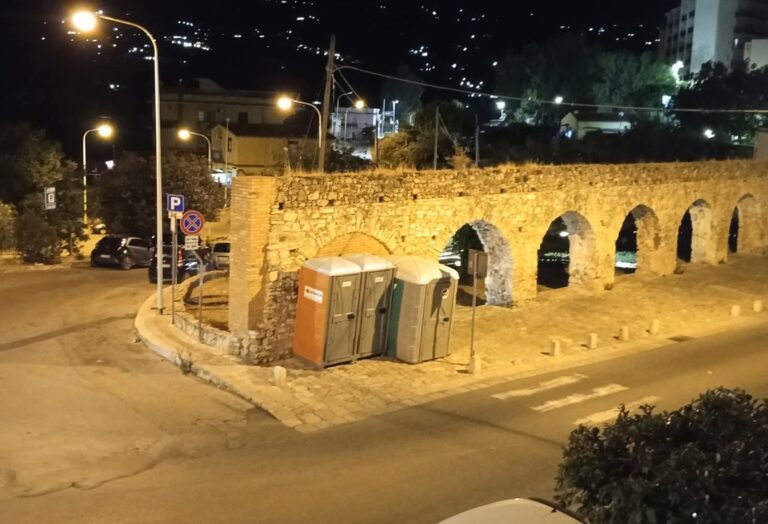Termini Imerese. Ultima vergogna: bagni chimici appoggiati all’Acquedotto Romano