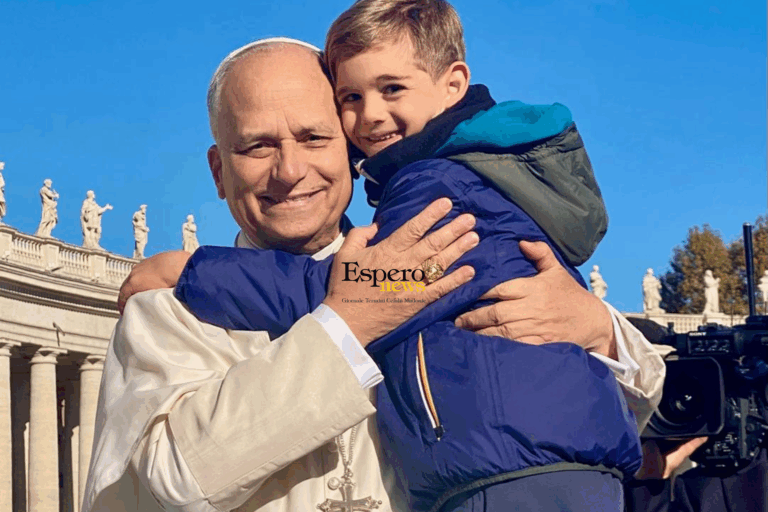 Termini Imerese: il dolce abbraccio del piccolo Paride con Papa Leone XIV