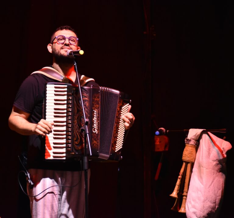 Giampiero Amato: Il Natale 2025 profuma di Sicilia con “Sutta un peri”