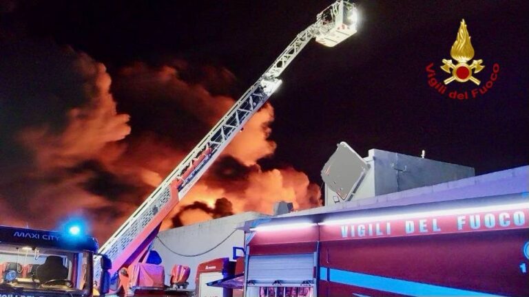 Incendio Buonfornello, Vigili del Fuoco impegnati tutta la notte, non si registrano feriti
