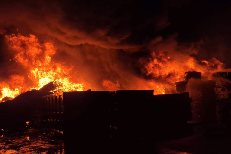 Incendio in un impianto di stoccaggio lungo la SS113 a Buonfornello