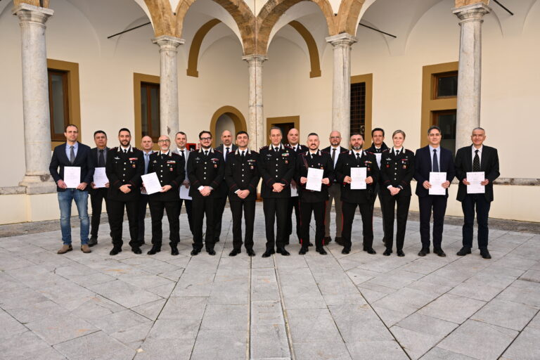 Tredici encomi ai carabinieri distintisi in due complesse operazioni di servizio