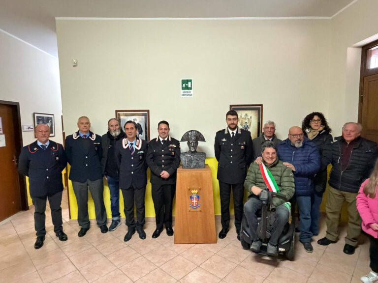 Cerimonia di consegna di un busto di carabiniere in ferro donato alla caserma di Valledolmo