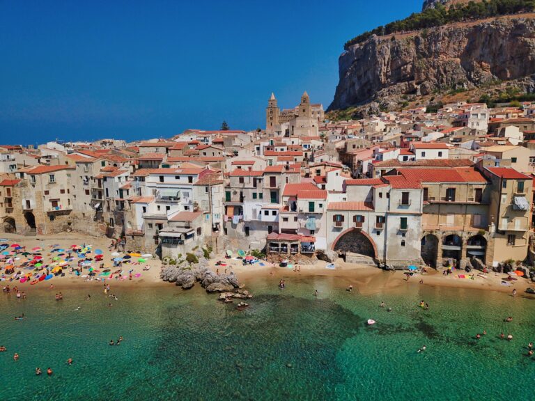 Cefalù vince la sfida dei click. La classifica dei 25 borghi siciliani più ricercati online premia Cefalù che risulta anche la sesta in Italia. Un primato, quello fra le località siciliane, condiviso con Erice e Palazzolo Acreide